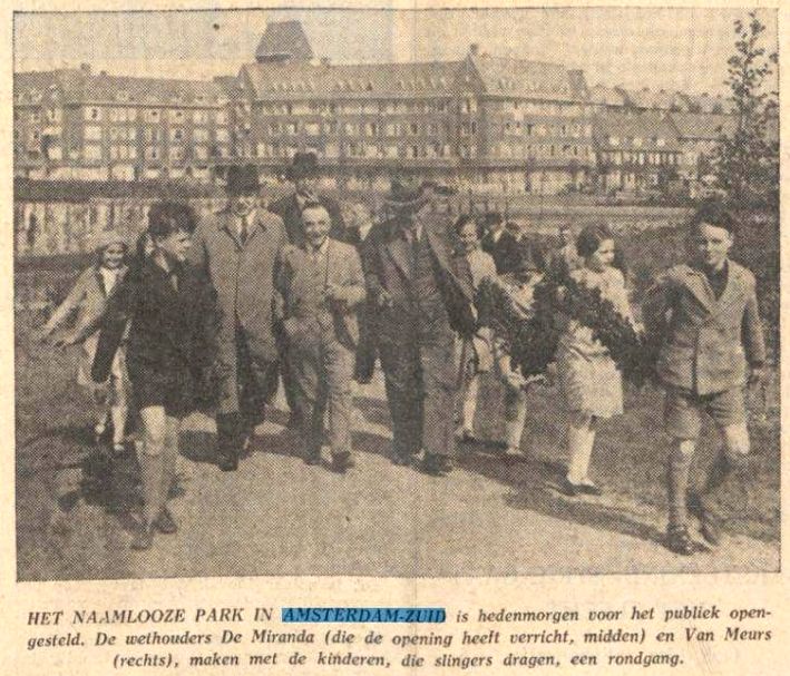 HET NAAMLOOZE PARK IN AMSTERDAM-ZUID ia hedenmorgen voor het publiek opengesteld. De wethouders De Miranda (die de opening heeft verricht, midden) en Van Meurs (rechts), maken met de kinderen, die slingers dragen, een rondgang.
